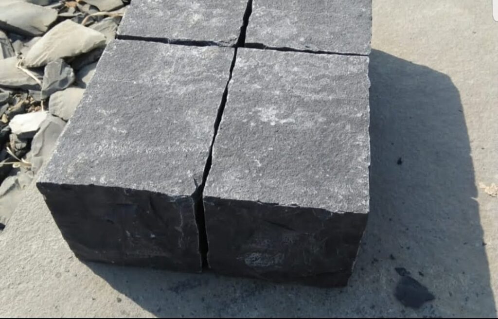 BLACK LIMESTONE COBBLES 200X100